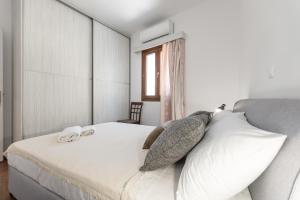 Naxian White House In Glinado