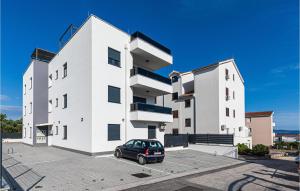 Stunning Apartment In Okrug Gornji