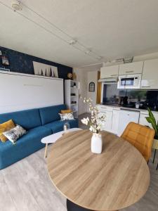 Appartements GUIDEL-PLAGES Studio Lumineux Balcon Vue Mer & Piscine : Studio - Vue sur Mer