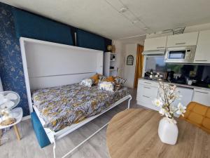 Appartements GUIDEL-PLAGES Studio Lumineux Balcon Vue Mer & Piscine : photos des chambres