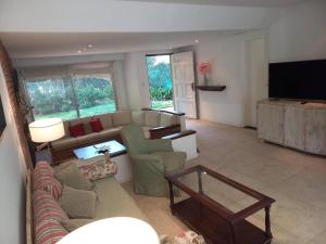 Casa amplia - Pileta y parque