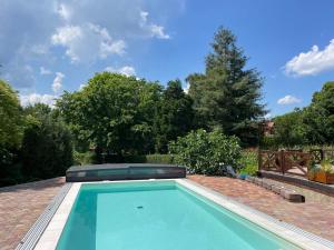 Spacious 3 bedroom house with heated pool