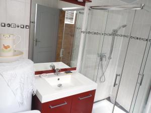 Maisons de vacances Maison d'une chambre avec piscine partagee jardin clos et wifi a Frayssinet le Gelat : photos des chambres