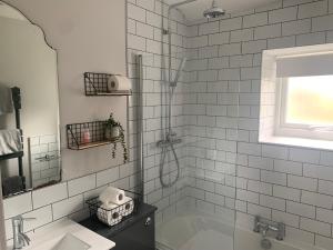 Tipsy Cottage Charming 2 bedroom home.
