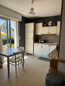 Maisons de vacances Maison Chapeau Saint Jacques - 400m de la plage : photos des chambres