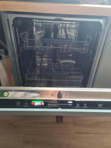 Mysig lägenhet med öppen planlösning på hästgård.