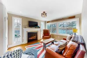 The Eagle's Hill - Sagamore Beach