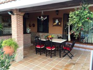 Villa with swimming pool and nature