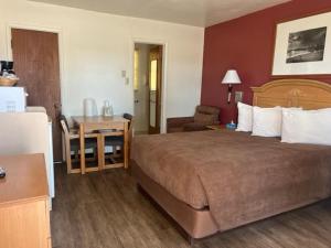 Queen Room with Two Queen Beds room in Auto Inn Motel & RV Park