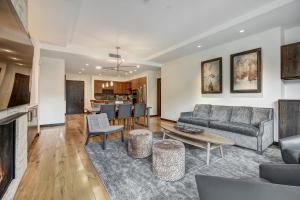 Contemporary 2 BR Condo in the Heart of Lionshead