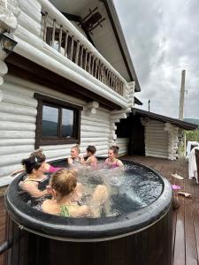 Mountain White House гостинний двір