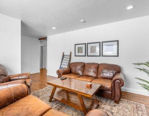 Modern home near UVU and BYU with hot tub and mountain views