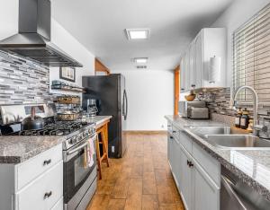 Modern home near UVU and BYU with hot tub and mountain views