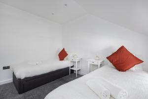 2Bed Flat-Secured Free Parking-by Holiday Homes