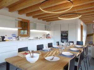 Chalet spacieux accès pistes, cheminée, parking, wifi - FR-1-344-754