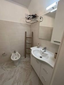 CosmyWhite, casa moderna nel cuore della cittĂ . . .