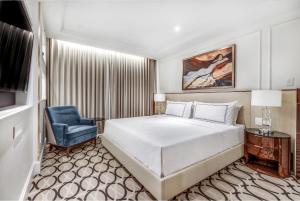 AZUR Legacy Collection Hotel