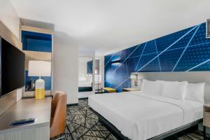 King Room - Non-Smoking room in Days Inn & Suites by Wyndham Kansas City Downtown