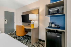 Queen Room with Two Queen Beds and Bath Tub - Mobility Accessible/Non-Smoking room in Days Inn & Suites by Wyndham Kansas City Downtown