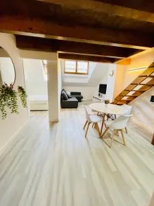 El Ático Nuevo en el centro con ascensor, garaje, aire acondicionado y WiFi - Biescas