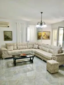 Golem Beach Apartment with Enchanting Garden - Golemasi