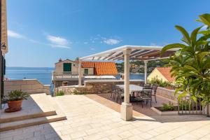 Seaside family friendly house with a swimming pool Sumartin, Brac - 21283
