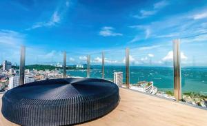 BASE Central Pattaya Quiet KING-Bed with Infinity Pool & Free Netflix!