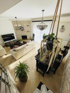 D & J Luxury House