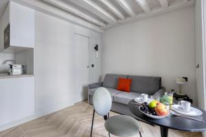 New and Designed Studio well Equipped - Heart of Paris 2