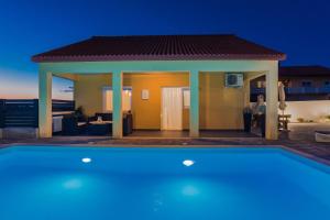 Holiday house Marijan with private pool and barbecue - by TA Leut