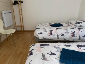 B&B / Chambres d'hotes CHAMBRE D HOTES CHEZ DANY MAOWMAOW ET GARFIELD : Chambre Double ou Lits Jumeaux - Vue sur Ville