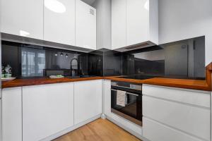 Ursus Comfy Apartment with FREE Parking by BookingHost