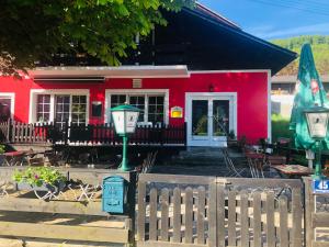 Holmes Café & Pension