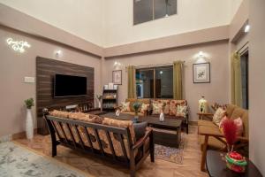 StayVistas Arya Treetops And Tea Trails - Mountain-View Villa Amidst Tea Plantation with Telescope & Gazebo