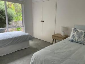 Seaview Treehouse - three minute walk to the beach