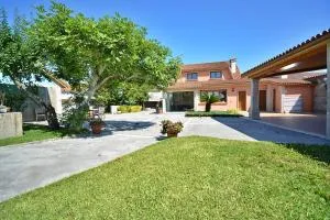 GALIHOST - Casa con precioso jardín en Vilanova de Arousa - András