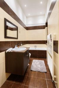 Spacious & serene downtown home with FREE parking