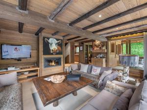 Chalet familial avec jacuzzi, salle de cinéma et parking - FR-1-565-65