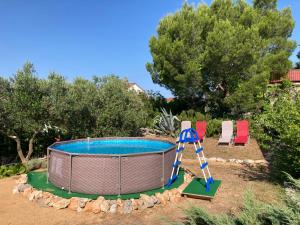 PIROVAC APARTMENTS ***