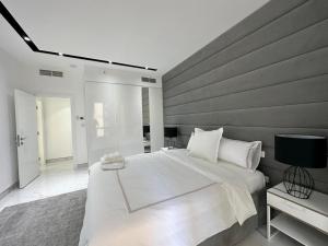 STYLISH 2 BEDROOM SERVICE APARTMENT with SEA VIEW