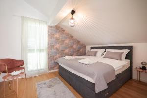 Apartments and rooms Mila M