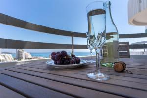 Modern Apartment with Ocean View & Terrace - Free Access to Pool and Tennis Courts by Lisbeyond