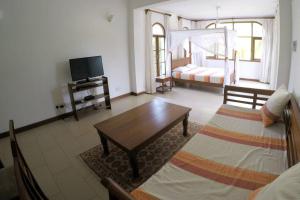 Apartment, pool, beach access nearby C221