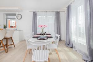 Garnizon Apartment for 6 Guests with Parking & Balcony by Noclegi Renters