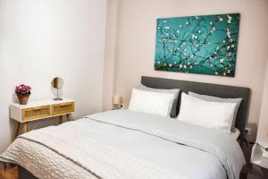 Newly renovated-City Center Apartment