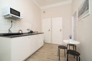 Sleeps 7 flat by tram Zizkov