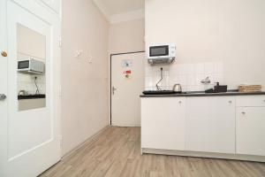 Sleeps 7 flat by tram Zizkov