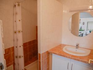 Maisons de vacances Maison 2 ch. a Locmaria, 800m de la plage, jardin clos, animaux OK, equipements complets - FR-1-418-158 : photos des chambres