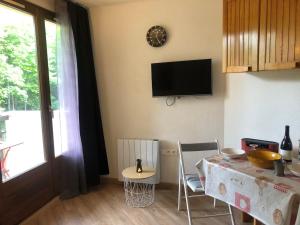 Studio rénové avec balcon, proche télécabine, 4 pers - FR-1-165A-177