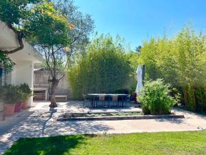 Villas Charmante villa avec piscine et jardin paysage : photos des chambres